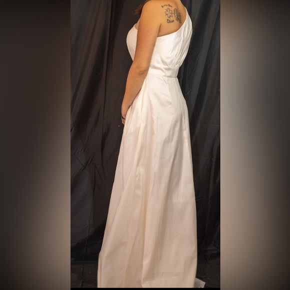 Beautiful white dress - Picture 2 of 3